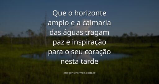 Céu azul com nuvens suaves refletido na superfície calma de um lago, cercado por natureza, evocando um sentimento de paz e tranquilidade.