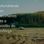 Vasto oceano azul sob um céu claro com nuvens brancas, simbolizando a paz, a clareza e a profundidade do aprendizado.