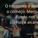 Céu vasto e azul se encontrando com águas calmas e cristalinas, evocando um sentimento de paz, inspiração e potencial infinito.