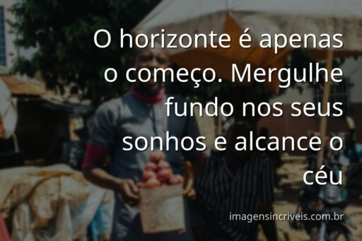 Céu vasto e azul se encontrando com águas calmas e cristalinas, evocando um sentimento de paz, inspiração e potencial infinito.