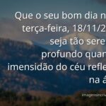 Paisagem serena com céu azul refletido na água calma, transmitindo paz e inspiração para uma reflexão de bom dia.
