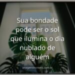 Paisagem serena com céu e água refletindo a luz do sol, inspirando sentimentos de paz, esperança e a beleza da bondade.