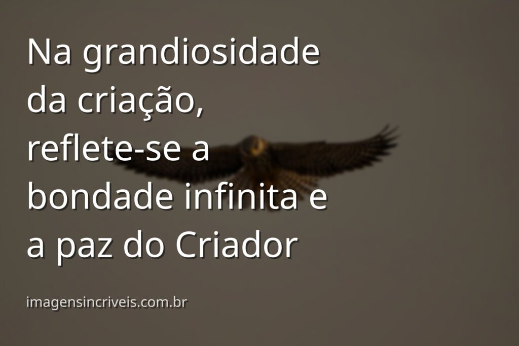 Céu vasto com nuvens suaves refletindo sobre a superfície calma de um lago, evocando um sentimento de paz, fé e a presença divina na natureza.