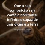 Céu azul e nuvens brancas refletindo em um lago sereno cercado por natureza, transmitindo a paz e a profundidade da compaixão.