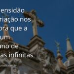 Céu vasto com nuvens brancas refletido sobre um mar sereno ao amanhecer, evocando um sentimento de paz e espiritualidade católica.