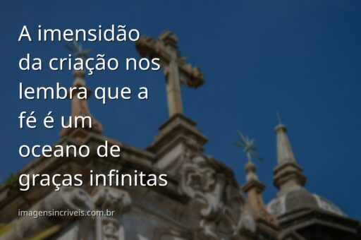 Céu vasto com nuvens brancas refletido sobre um mar sereno ao amanhecer, evocando um sentimento de paz e espiritualidade católica.