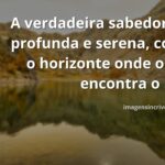 Um oceano calmo reflete as cores suaves de um céu ao entardecer, evocando um sentimento de paz, imensidão e sabedoria.