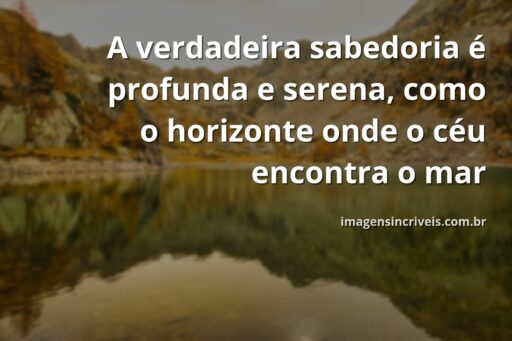 Um oceano calmo reflete as cores suaves de um céu ao entardecer, evocando um sentimento de paz, imensidão e sabedoria.