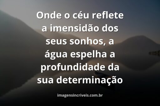 Céu vasto com nuvens suaves refletido sobre a superfície calma da água, transmitindo uma sensação de paz, potencial e conquista.