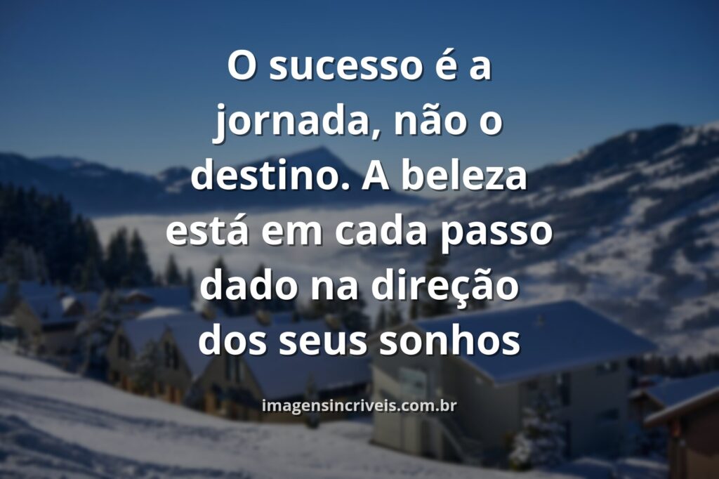 Céu vasto com nuvens suaves refletido sobre a superfície calma de um lago, evocando um sentimento de paz, clareza e sucesso.