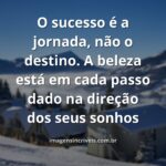 Céu vasto com nuvens suaves refletido sobre a superfície calma de um lago, evocando um sentimento de paz, clareza e sucesso.