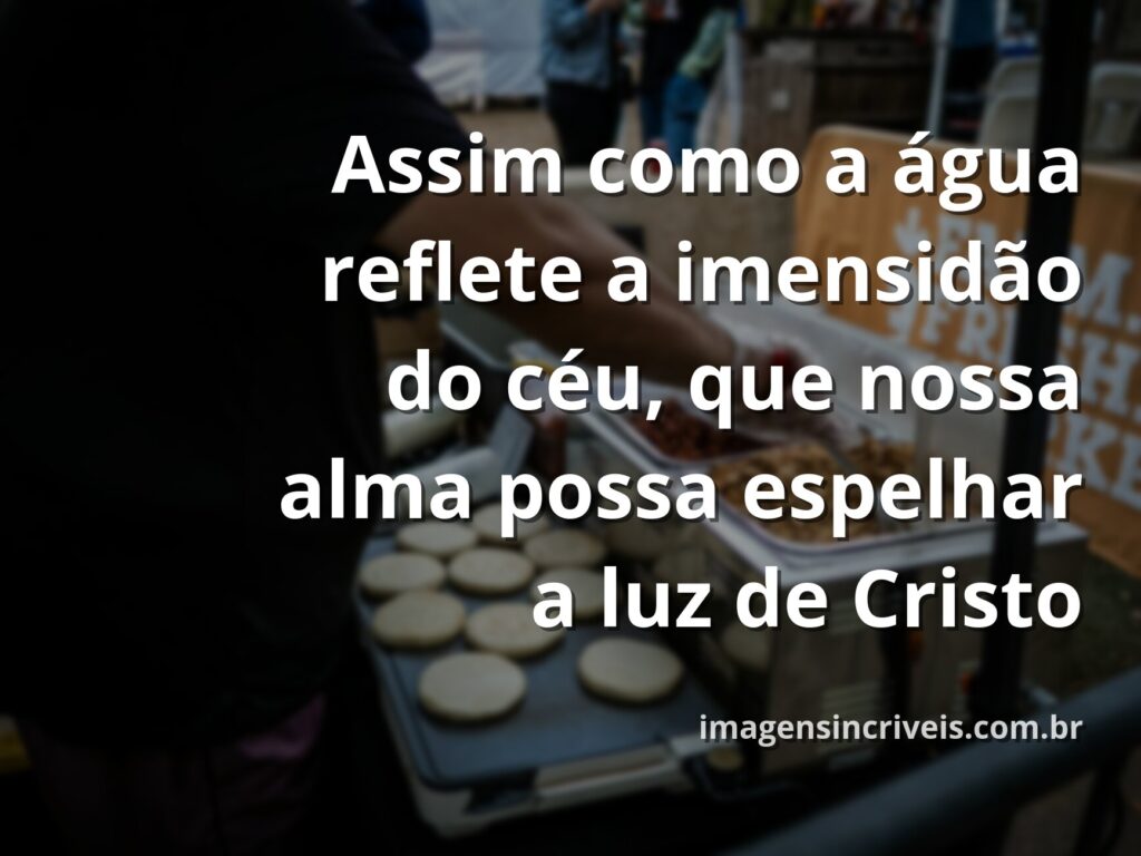 Céu azul com nuvens brancas refletido na superfície calma de um lago, evocando um sentimento de paz, fé e espiritualidade divina.