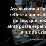 Céu azul com nuvens brancas refletido na superfície calma de um lago, evocando um sentimento de paz, fé e espiritualidade divina.