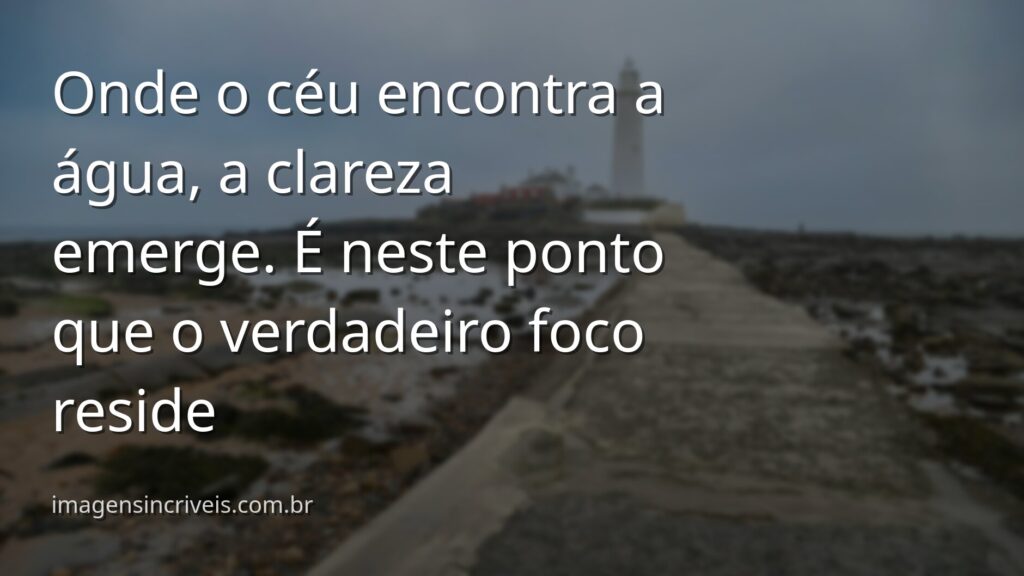 Um lago sereno reflete perfeitamente o céu azul com nuvens, transmitindo uma sensação de paz, clareza e foco profundo.
