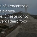 Um lago sereno reflete perfeitamente o céu azul com nuvens, transmitindo uma sensação de paz, clareza e foco profundo.