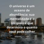 Paisagem serena com céu vasto e nuvens brancas refletidas na superfície calma da água, evocando um sentimento de paz e abundância infinita.