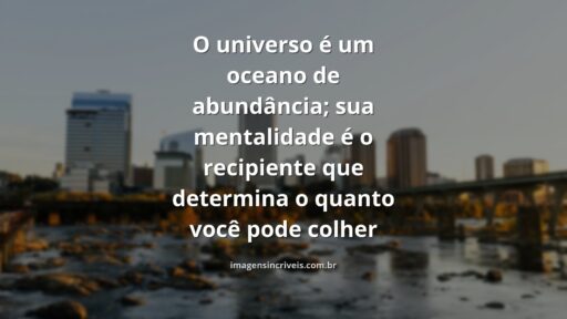 Paisagem serena com céu vasto e nuvens brancas refletidas na superfície calma da água, evocando um sentimento de paz e abundância infinita.