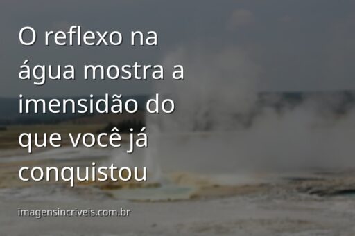 Vasto lago espelhando um céu azul com nuvens, evocando um sentimento de paz, amplitude e realização pessoal.