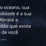 Vasto oceano sob um céu sereno ao entardecer, refletindo uma mensagem de paz interior e a força da autoestima.