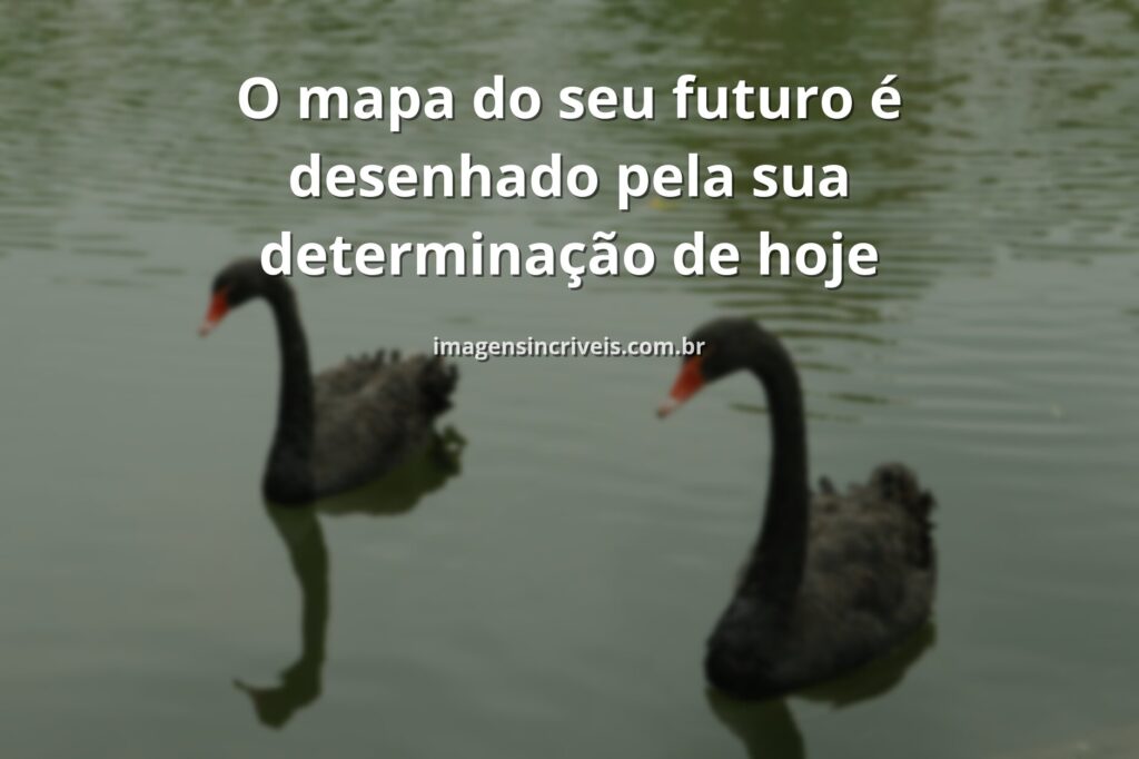 Paisagem serena com céu vasto e águas calmas refletindo a natureza, inspirando coragem para explorar novas jornadas e oportunidades.