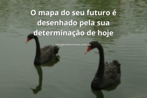 Paisagem serena com céu vasto e águas calmas refletindo a natureza, inspirando coragem para explorar novas jornadas e oportunidades.