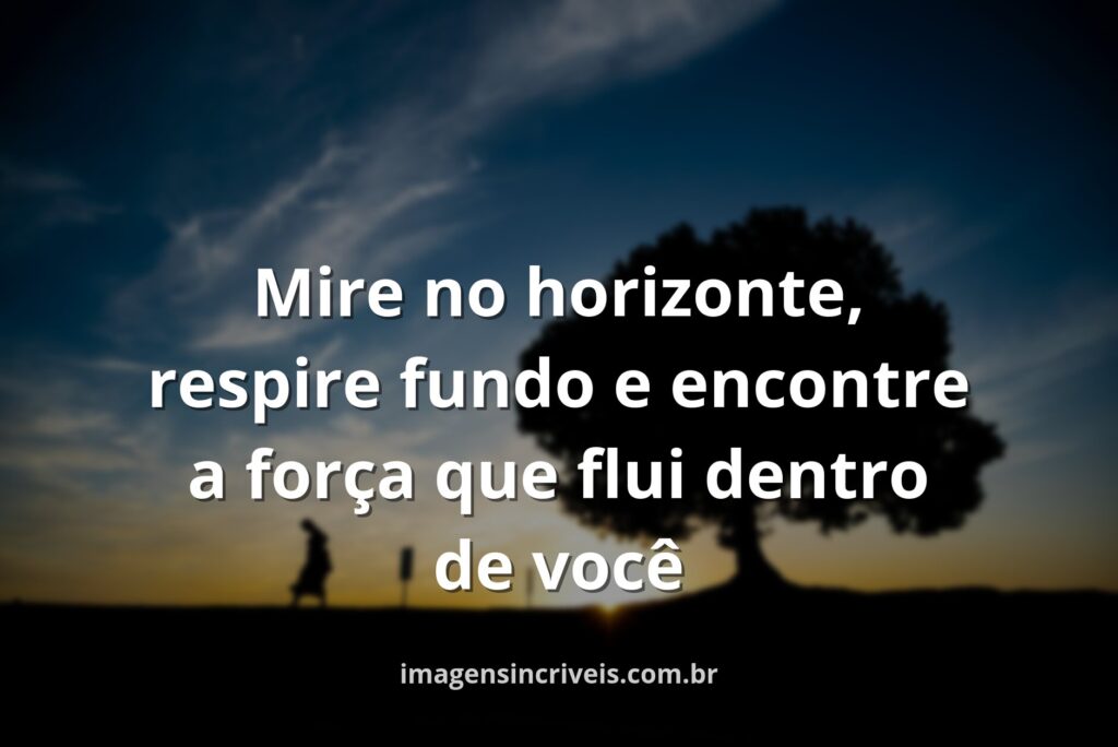 Paisagem serena com céu azul refletido em águas calmas, inspirando foco, amplitude e a busca pela força interior para o treino.