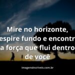 Paisagem serena com céu azul refletido em águas calmas, inspirando foco, amplitude e a busca pela força interior para o treino.