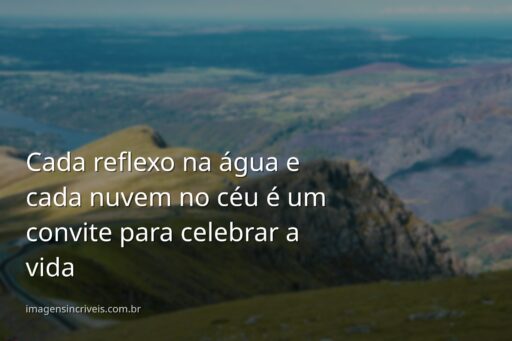 Céu azul com nuvens brancas refletido em um lago cristalino e calmo, cercado por natureza verdejante, evocando paz e alegria de viver.