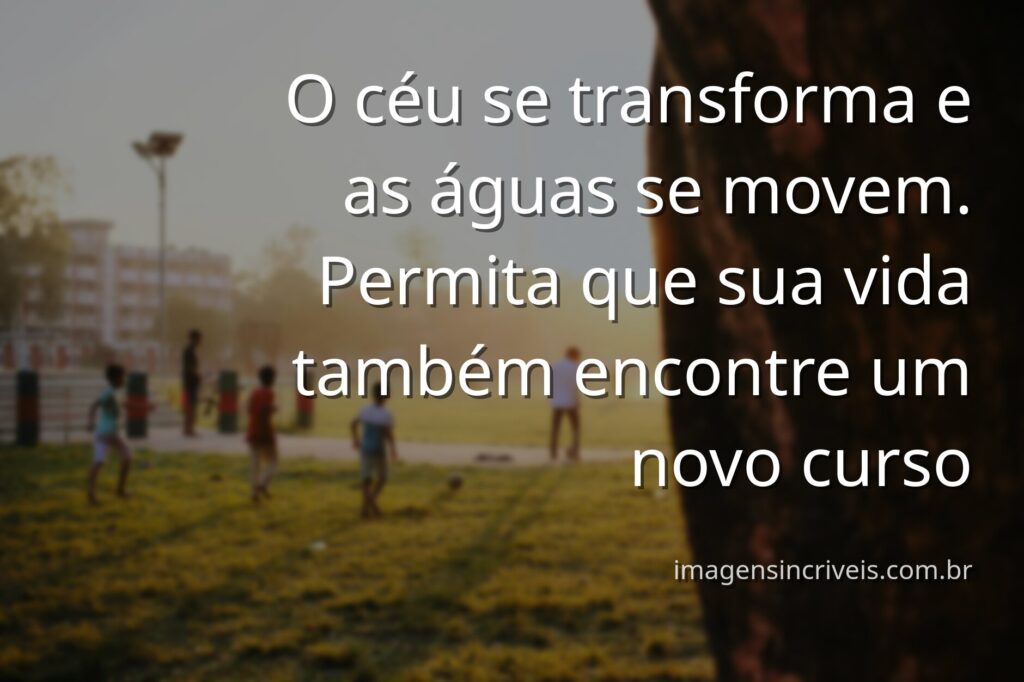 Céu com nuvens dramáticas refletido em um lago sereno, evocando um sentimento de transformação, calma e renovação diante da mudança.