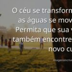 Céu com nuvens dramáticas refletido em um lago sereno, evocando um sentimento de transformação, calma e renovação diante da mudança.