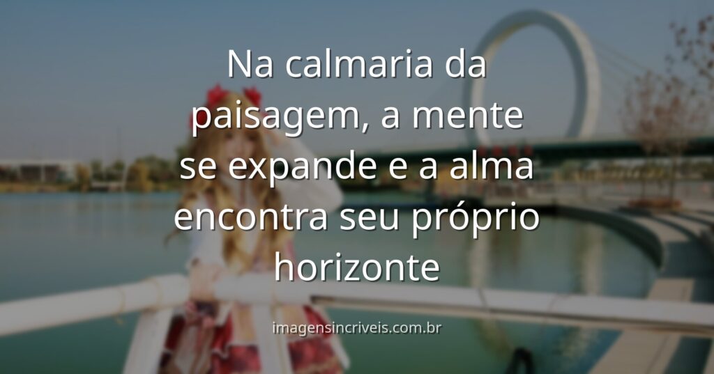 Céu amplo e nuvens suaves refletidas na superfície tranquila de um lago, evocando um sentimento de paz e introspecção profunda.