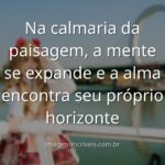 Céu amplo e nuvens suaves refletidas na superfície tranquila de um lago, evocando um sentimento de paz e introspecção profunda.