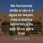 Céu vasto e azul refletindo em um lago calmo ao entardecer, evocando um sentimento de paz, melancolia e profunda saudade.