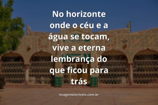Céu vasto e azul refletindo em um lago calmo ao entardecer, evocando um sentimento de paz, melancolia e profunda saudade.