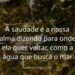 Céu vasto com nuvens suaves refletido na superfície calma da água, transmitindo um sentimento de paz, nostalgia e profunda saudade.