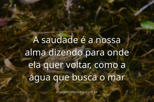 Céu vasto com nuvens suaves refletido na superfície calma da água, transmitindo um sentimento de paz, nostalgia e profunda saudade.