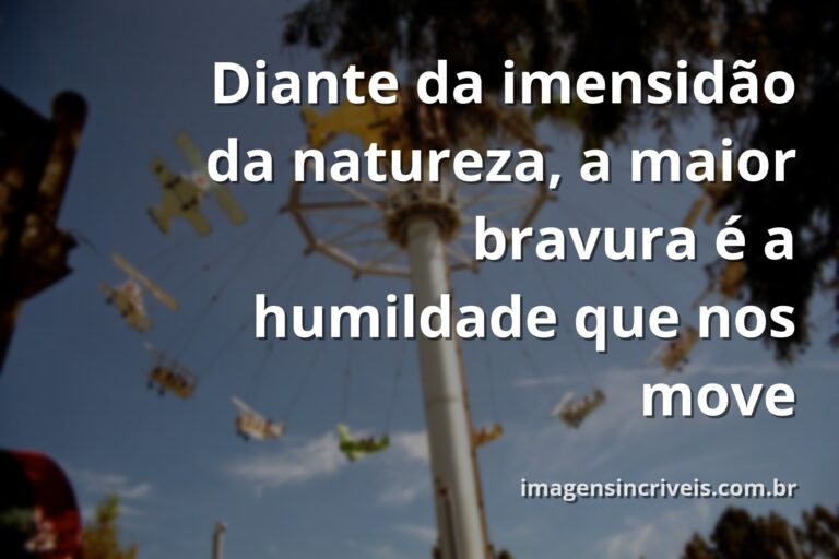Vasto céu azul refletido em um lago calmo, cercado por uma natureza serena, transmitindo uma sensação de paz e humildade.