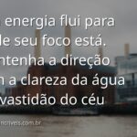 Céu sereno refletido em águas calmas de um lago, cercado por natureza, transmitindo paz e a clareza mental do foco.