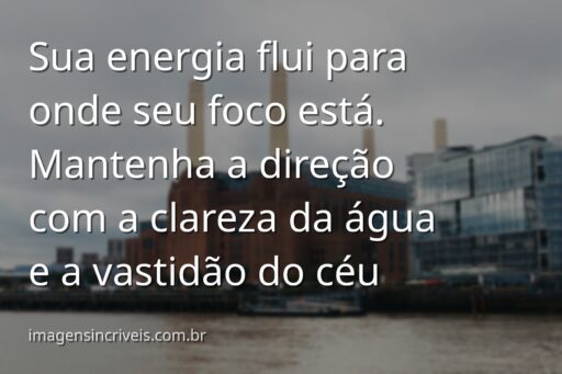 Céu sereno refletido em águas calmas de um lago, cercado por natureza, transmitindo paz e a clareza mental do foco.