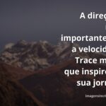 Céu amplo e límpido sobre um corpo d'água sereno, inspirando clareza e foco para a definição de metas e objetivos de vida.