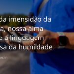 Céu vasto com nuvens suaves refletido sobre a superfície calma de um lago, com montanhas ao fundo, evocando um sentimento de paz e humildade.