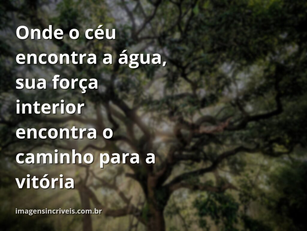 Céu vasto com nuvens suaves refletido sobre a superfície calma da água, transmitindo um sentimento de paz, superação e conquista.