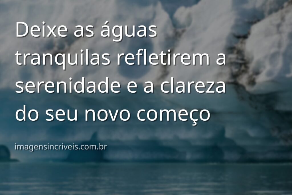 Céu azul com nuvens se refletindo na superfície calma de um lago, transmitindo paz e a serenidade de uma nova fase.