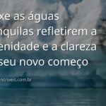 Céu azul com nuvens se refletindo na superfície calma de um lago, transmitindo paz e a serenidade de uma nova fase.