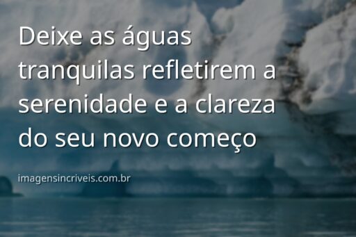 Céu azul com nuvens se refletindo na superfície calma de um lago, transmitindo paz e a serenidade de uma nova fase.