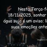 Cenário noturno surreal e abstrato simbolizando o sonho com água suja na previsão de 18 de novembro de 2025.