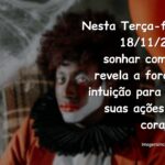 Cena noturna, surreal e abstrata com uma silhueta luminosa e maternal, simbolizando o sonho com mãe na previsão de 18/11/2025.