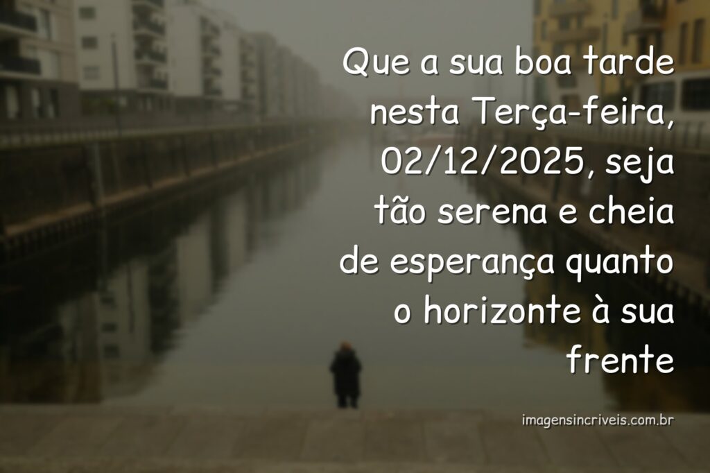 Céu azul com nuvens suaves refletido na água calma ao entardecer, transmitindo um sentimento de paz e esperança.