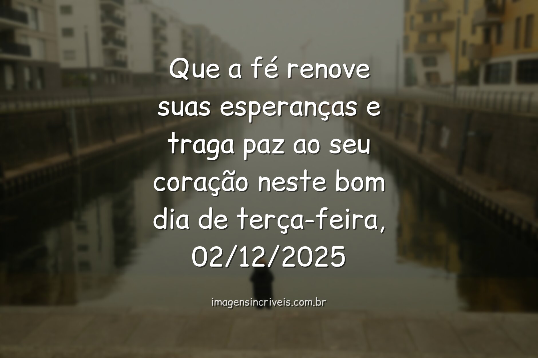 Céu amplo e águas calmas refletindo a luz do amanhecer, uma paisagem natural que transmite paz, fé e esperança.