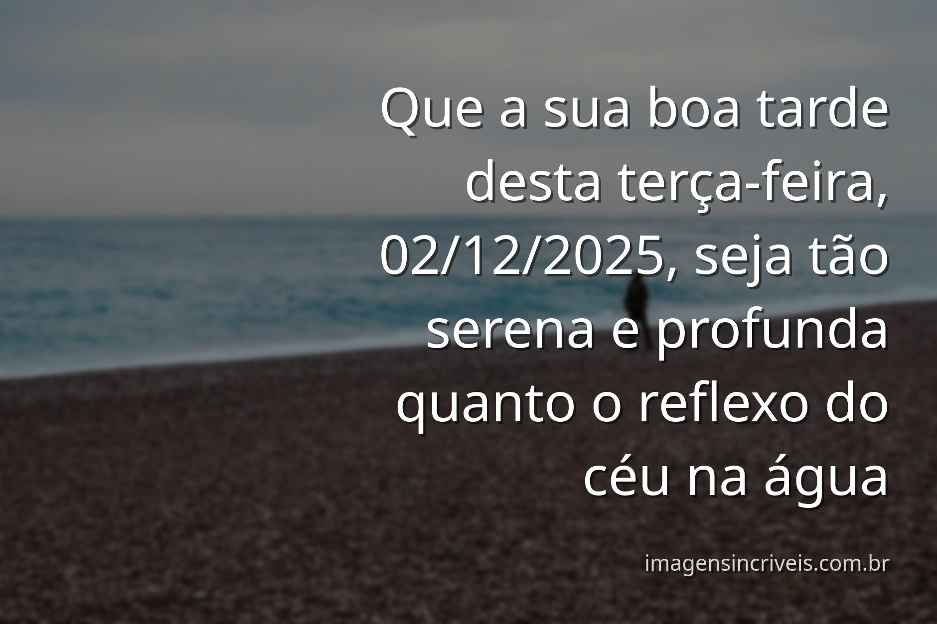 Céu azul com nuvens brancas refletido perfeitamente na superfície calma de um lago, evocando paz e amizade em uma tarde serena.